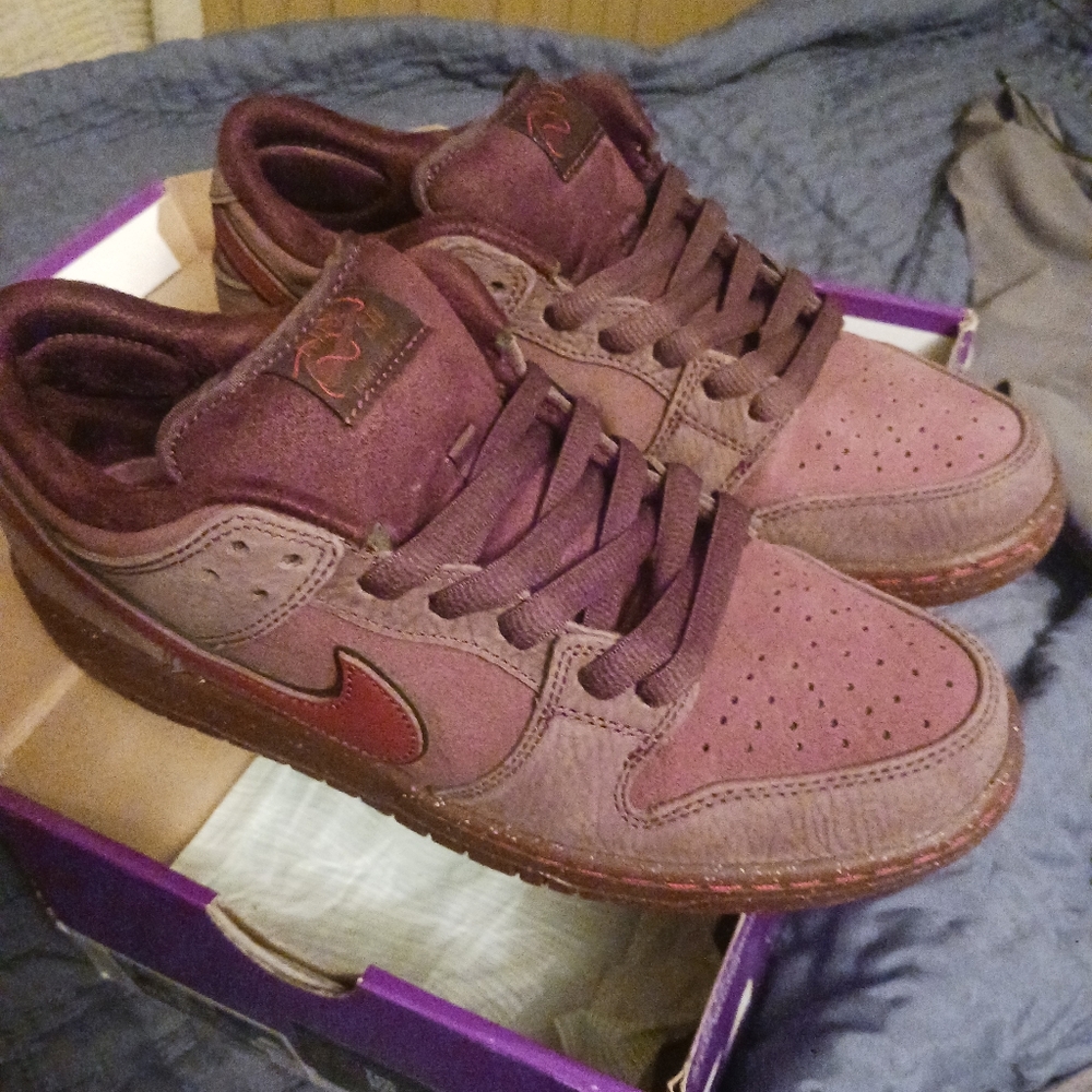 Sz 9 nike sb dunk low Vday 2024
